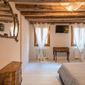 Apartment Andrea Flat 3rd Floor, Venice